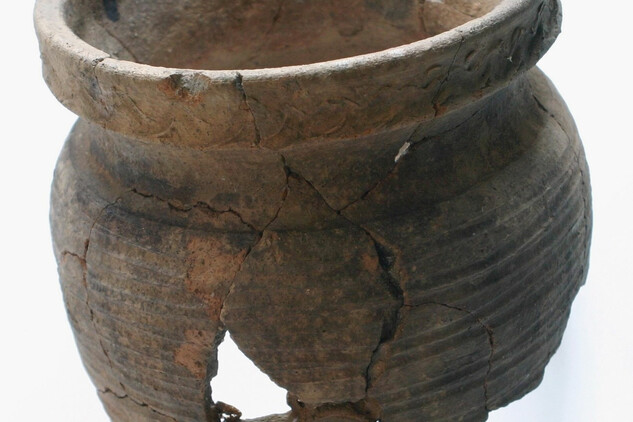 Torzo keramické nádoby, 1. pol. 13. století.