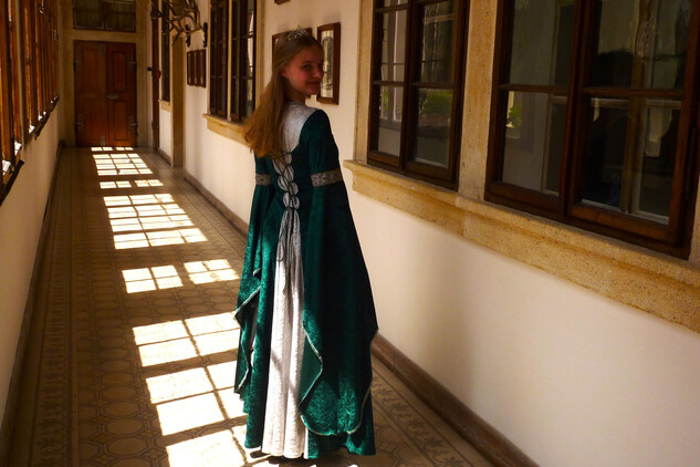 Chodbu lze spatřit také v pohádce Tajemství staré bambitky 2 | © Státní zámek Mníšek pod Brdy