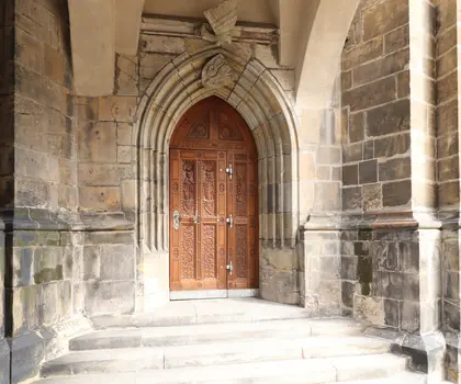 Pražský hrad, katedrála sv. Víta, původní slavnostní vstup od královského paláce, portál se znakem českého království, 1344–1352, stavitel Matyáš z Arrasu