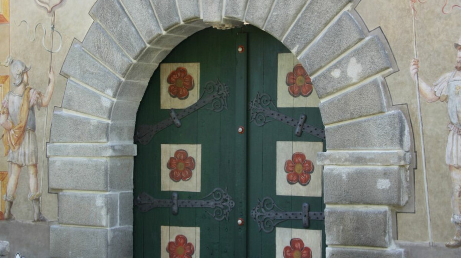 Detail průčelí hlavní brány kláštera Vyšší Brod s renesančními vraty