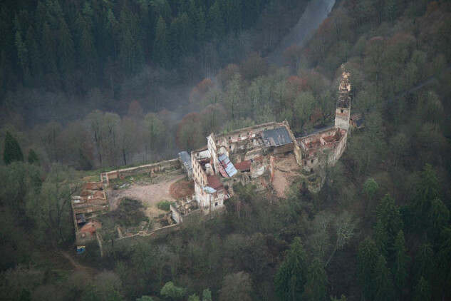 Letecký pohled na zříceninu hradu Hartenberg z roku 2007