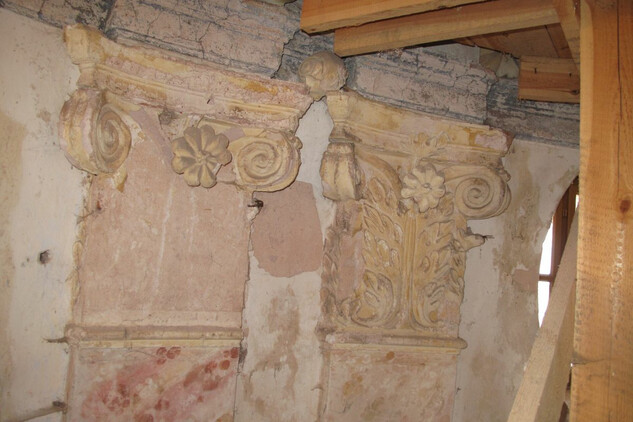 Průběh restaurování interiérové výzdoby hřbitovní kaple v Křenově