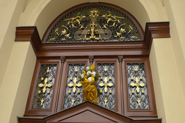 Detail hlavních vstupních dveří po restaurování