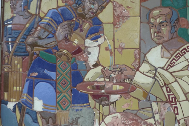 Mozaikový obraz prvního zastavení – detail s Pilátem, stav originálu
