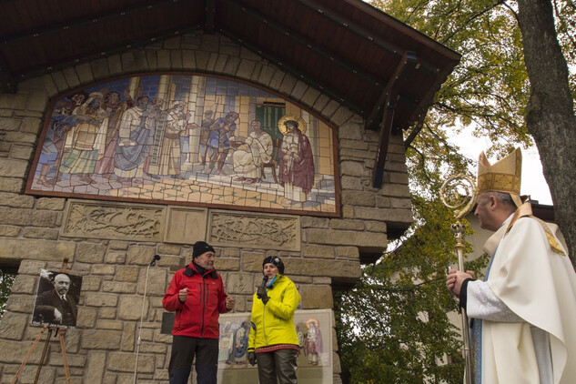 Slavnostní žehnání obnovenému prvnímu zastavení křížové cesty olomouckým arcibiskupem Janem Graubnerem