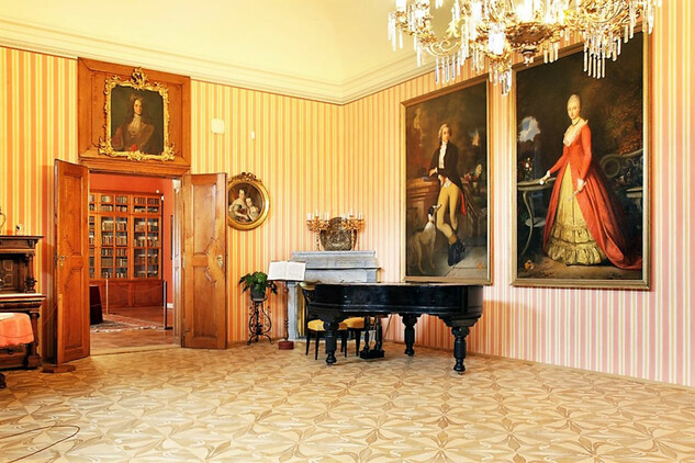 Velký salon; předmět ze sbírek Vlastivědného muzea v Olomouci