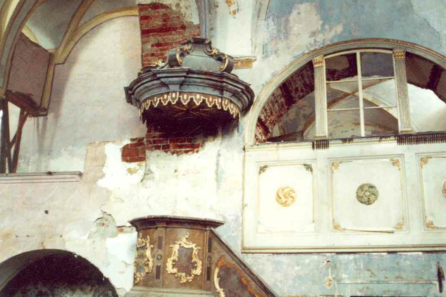 Interiér kostela s kazatelnou a oratoří před restaurováním (foto Pavel Klimeš)