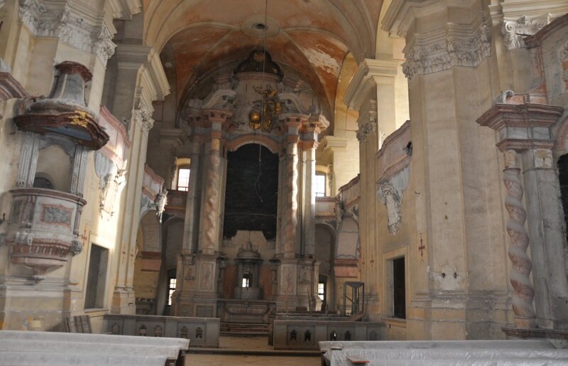 Interiér kostela Nanebevzetí Panny Marie před obnovou