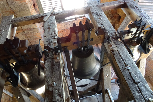 Chodov, kostel sv. Vavřince – kompletní zvonový fond po doplnění zvonu