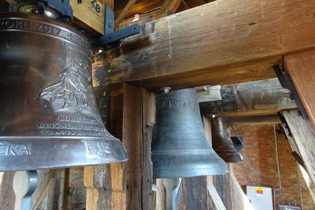 Chodov, kostel sv. Vavřince – původní (uprostřed) a nové zvony kostela