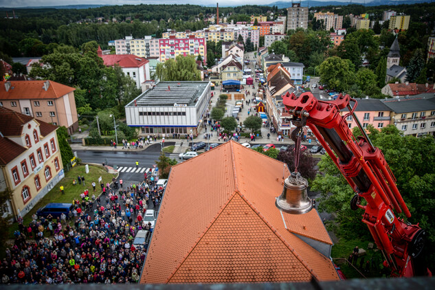 Transport nových zvonů do věže kostela sv. Vavřince