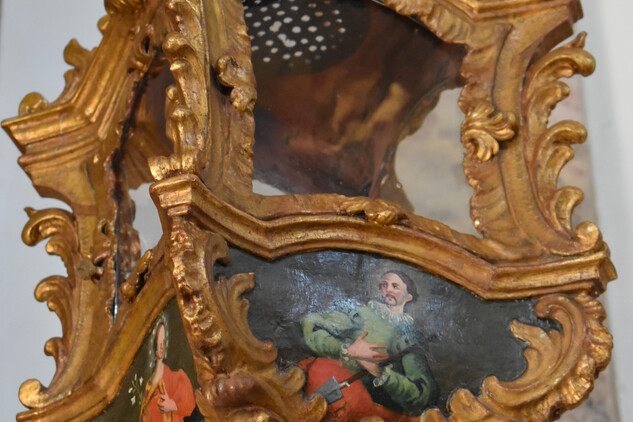 Lucerna s vyobrazením patrona kaple sv. Isidora