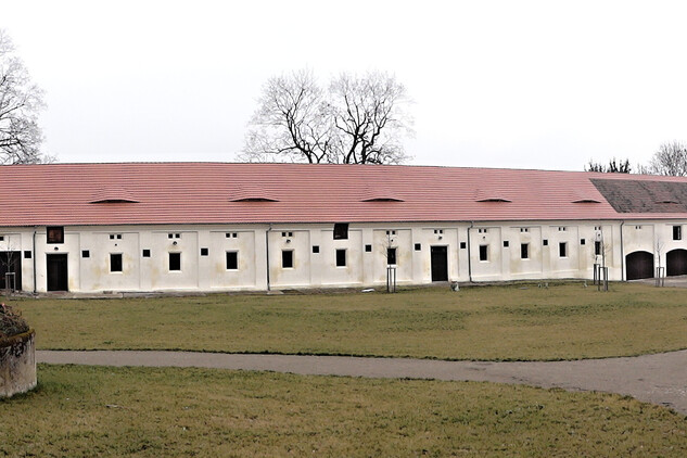 Zámek Třebešice – pohled do dvora v roce 2016