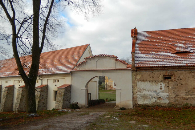 Zámek Třebešice – restaurovaná brána