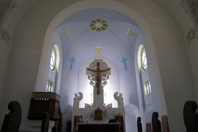 Pohled do presbytáře před restaurováním (2013)