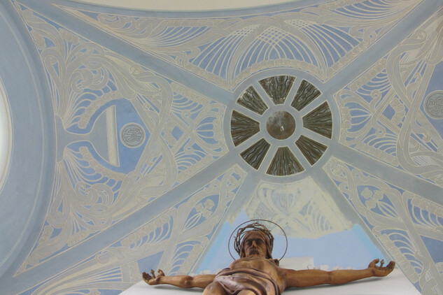 Detail částečně zrestaurované výmalby v presbytáři (2013)