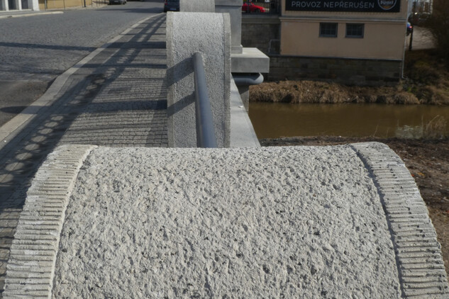 Tyršův most, obnovené kamenné omítky na sloupkách zábradlí
