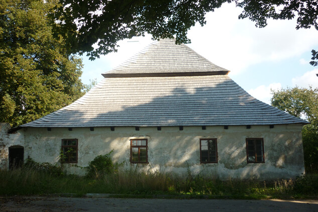 Pohled od kostela na průčelí fary v Křeči, stav před obnovou v roce 2010  | © archiv NPÚ