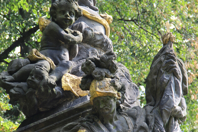 Detail sochy sv. Floriána a podstavce vrcholové sochy Panny Marie, před restaurováním (2016)