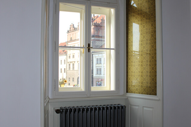 Městský dům čp. 97 na náměstí Republiky v Plzni, místnost v prvním patře do náměstí, zlacené tapety v ostění oken a parkety po restaurování, rok 2017 