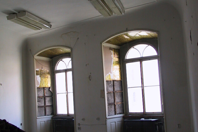 Městský dům čp. 97 na náměstí Republiky v Plzni, místnost v prvním patře do náměstí, zlacené tapety v ostění oken, rok 2009