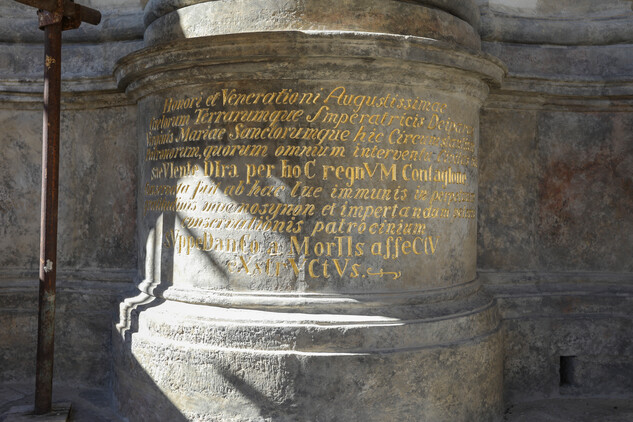 Mariánský sloup na Palackého náměstí v Poličce po obnově, detail, u nápisů na architektuře sloupu bylo obnoveno zlacení