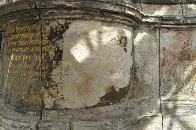 Mariánský sloup na Palackého náměstí v Poličce před obnovou, detail nápisu na architektuře sloupu 