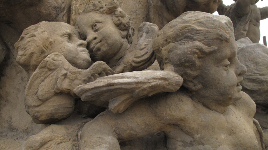 Mariánský sloup na Palackého náměstí v Poličce po obnově, detail hlav andílků