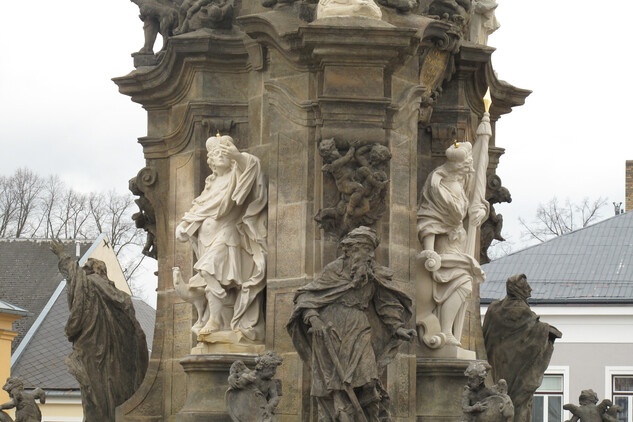 Mariánský sloup na Palackého náměstí v Poličce po obnově, detail sochařské výzdoby
