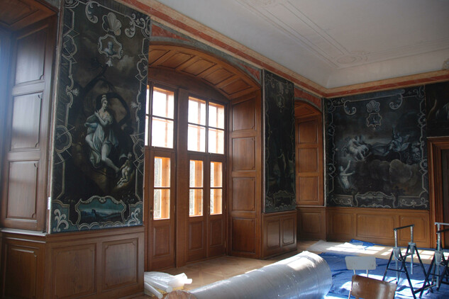 Zámek ve Svojšíně, velký sál po restaurování a osazení malovaných pláten do deštění v roce 2017