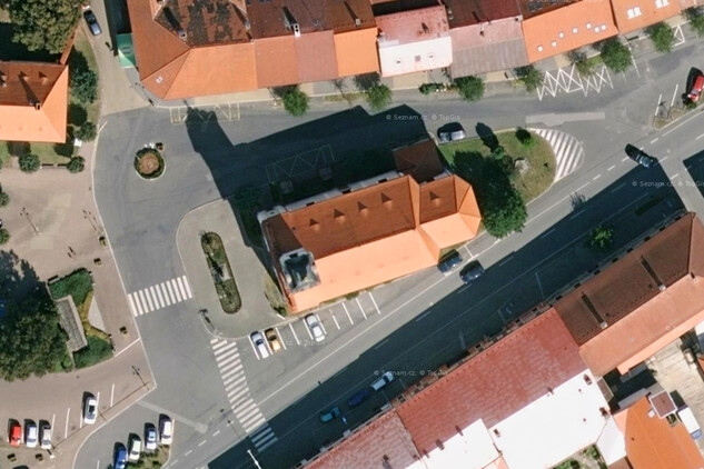 Žebrák, kostel sv. Vavřince na letecké mapě z roku 2017, východně od presbytáře v trávě pětiboký sokl sousoší sv. Jana Nepomuckého. 