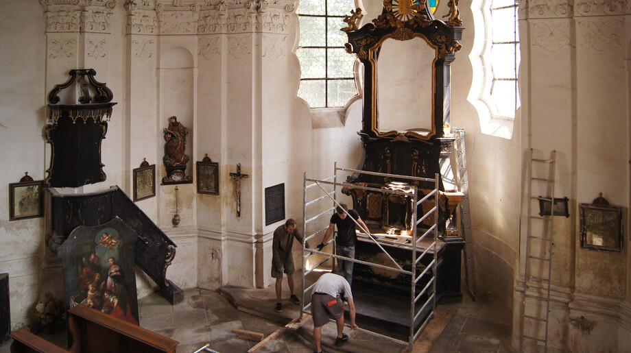 Kaple v zámku v průběhu restaurování
