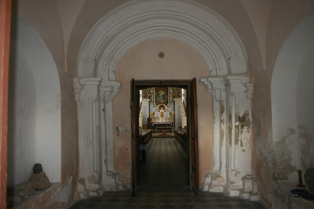 Západní románský portál v podvěží, stav před restaurováním.