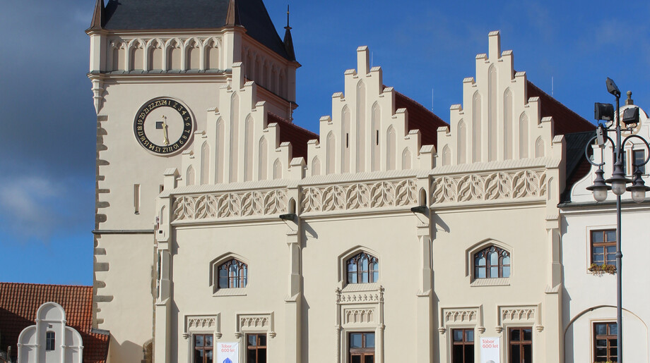 Pohled na obnovenou radnici v Táboře