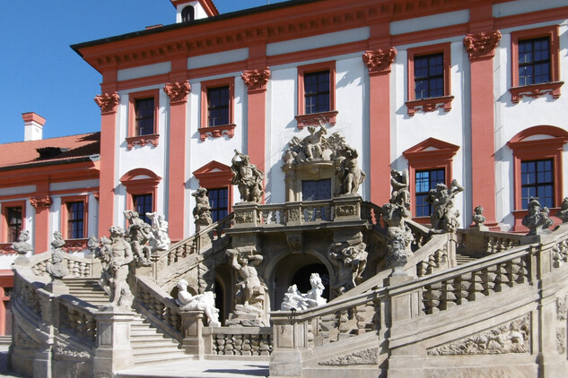 Trojský zámek - schodiště osazené kopiemi (kromě sochy Baccha)