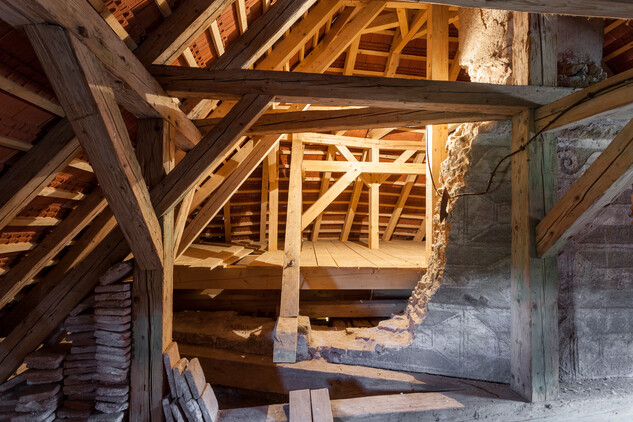 Věšadlová konstrukce vložená do krovu nad kaplí vynáší povaly stropu přes pomocné rošty
