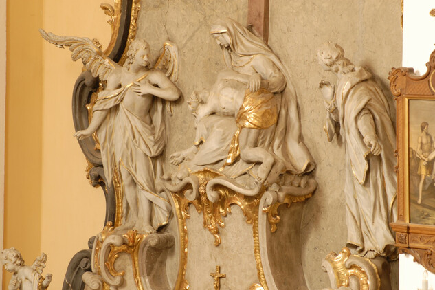 Boční oltář Bolestné Panny Marie, stav před restaurováním
