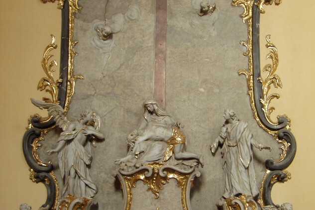 Boční oltář Bolestné Panny Marie, před restaurováním