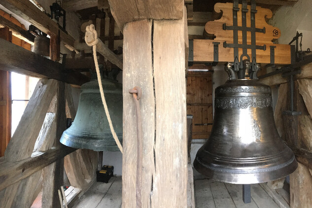 Zvony velké věže - vlevo z r. 2016, uprostřed historický z r. 1744, vpravo z r. 2019