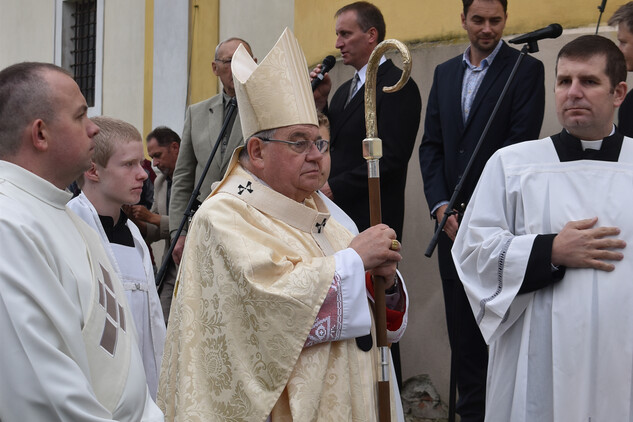 Zavěšení zvonu za účasti kardinála Duky