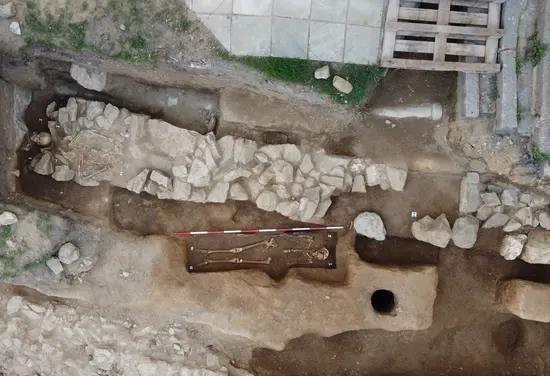 Hrob z 2. pol. 12. stol. a relikt zdiva neznámé profánní stavby, Třebíč