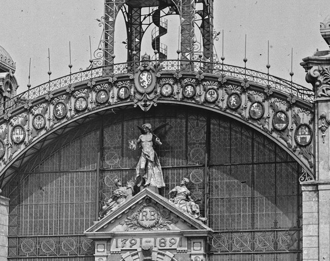 Detail oblouku centrální haly se znakovou galerií českých měst, před 1895