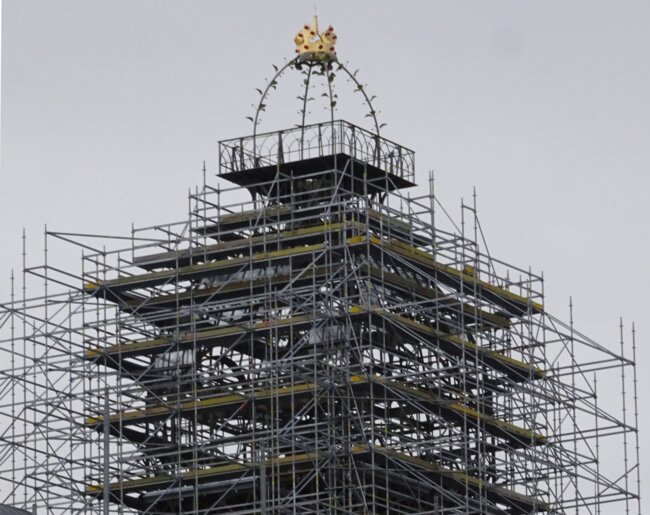 Návrat svatováclavské koruny na vrchol hodinové věže Průmyslového paláce, leden 2025