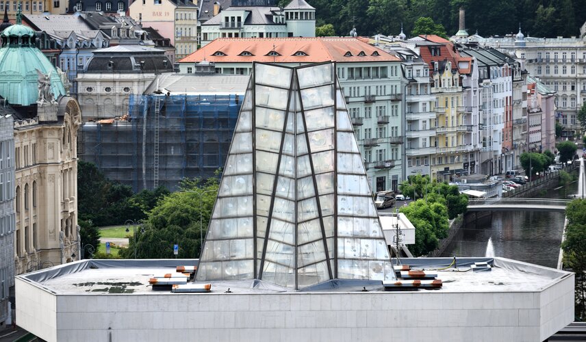 Skleněný polygon nad střechou haly s vývěrem Vřídla v Karlových Varech