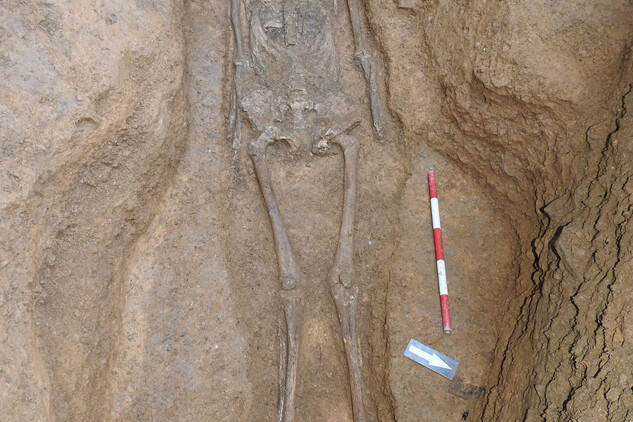 raně středověký hrob s ostatky dospělého  muže1 (foto archiv NPÚ Jakub Hlavatý)