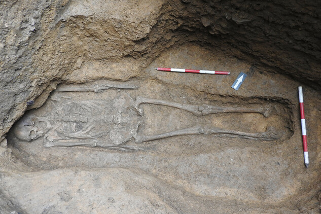 raně středověký hrob s ostatky dospělého  muže2 (foto archiv NPÚ Jakub Hlavatý)