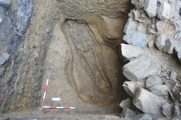 raně středověký hrob s ostatky dospělého muže  (foto archiv NPÚ Jakub Hlavatý)