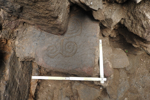 fragment středověkého ostění s rytinou na kamenném prahu (foto archiv NPÚ Egon Ditmar)