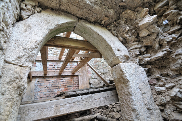 horní část portálu ve východní zdi suterénu (sklepa)  foto archiv NPÚ