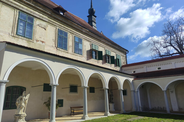 Státní zámek Uherčice